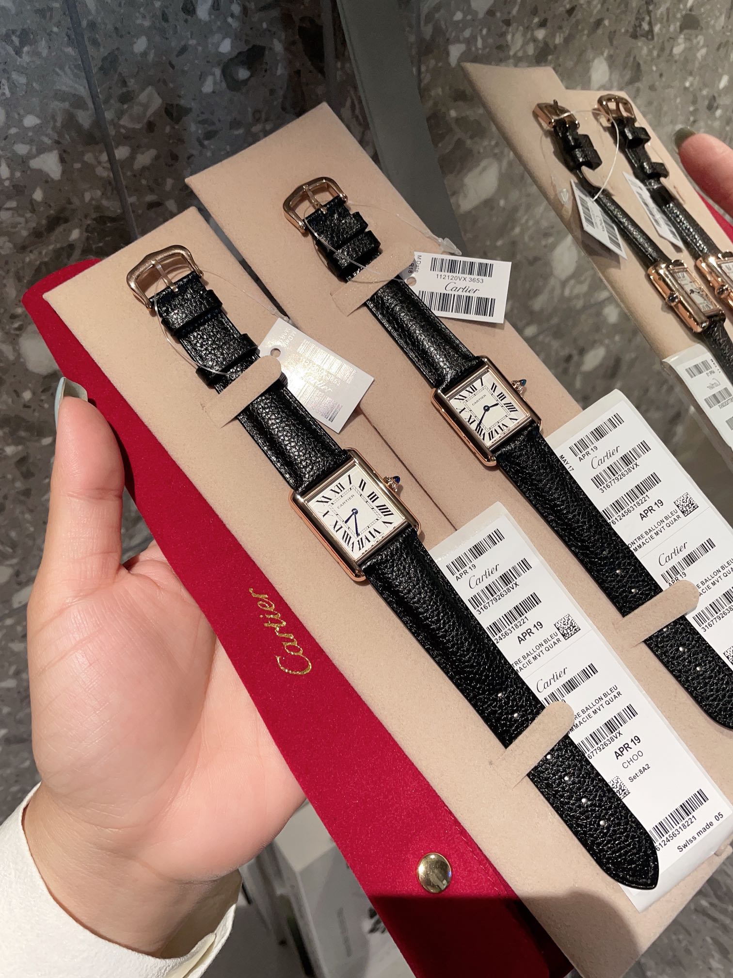 ?? Leather strap white 320 gold 350 (with flannel case)
Factory Cartier | Tank collection presents the Tank Must watch, with classic Roman hour markers on the dial paired with the must collection 's pointed sapphire crown. The case size is medium: 25.5mm*