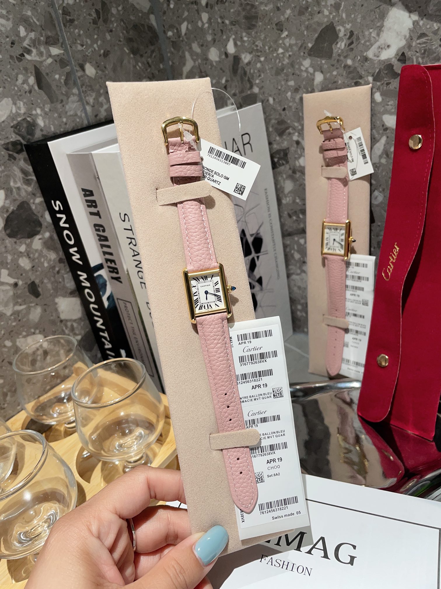 ?? Leather strap white 320 gold 350 (with flannel case)
Factory Cartier | Tank collection presents the Tank Must watch, with classic Roman hour markers on the dial paired with the must collection 's pointed sapphire crown. The case size is medium: 25.5mm*