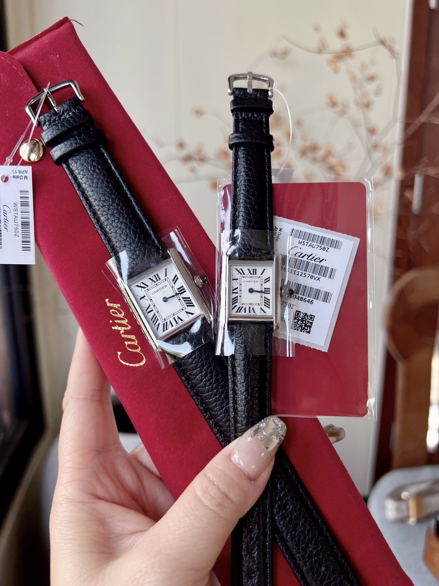 ?? Belt style white 320 Gold 350 Diamond +30 (with velvet bag)
Factory Cartier | Tank collection presents the Tank Must watch, with classic Roman hour markers on the dial paired with the must collection 's pointed sapphire crown. The case size is medium: 