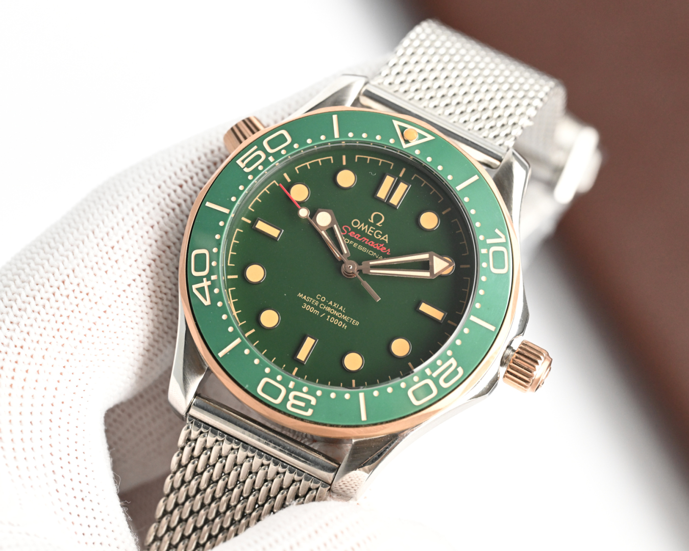 Omega Seamaster titanium + bronze gold green
Omega Seamaster adds a new masterpiece to its collection! The new 210.90.42.20.10.001 watch interprets the fearless spirit of the deep sea with a 42mm titanium case. The light and strong titanium material provi