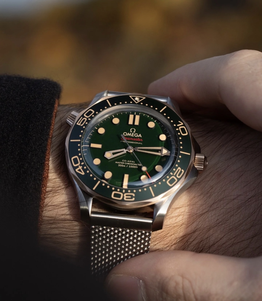Omega Seamaster titanium + bronze gold green
Omega Seamaster adds a new masterpiece to its collection! The new 210.90.42.20.10.001 watch interprets the fearless spirit of the deep sea with a 42mm titanium case. The light and strong titanium material provi