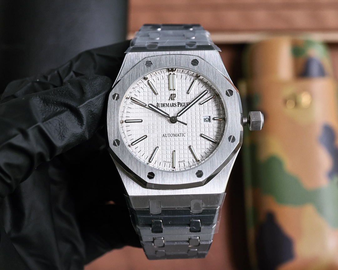 Brand: Audemars Piguet -AP15400
Collection: Royal Oak
Type: Men's mechanical watch
Material: 316 stainless steel (three-piece set)
Movement: Modified plate 3120 (Japanese 8215)
Crystal: Lambo glass
Strap: 316 stainless steel strap
Clasp: Original folding 