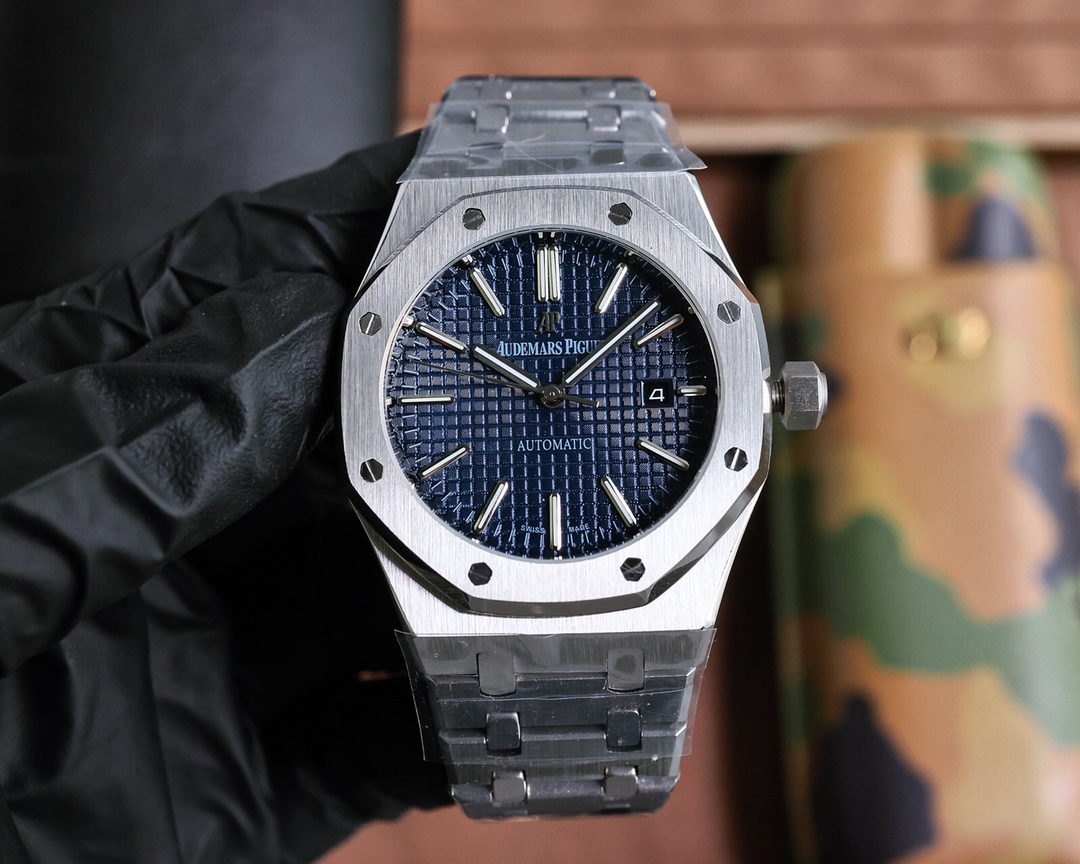 Brand: Audemars Piguet -AP15400
Collection: Royal Oak
Type: Men's mechanical watch
Material: 316 stainless steel (three-piece set)
Movement: Modified plate 3120 (Japanese 8215)
Crystal: Lambo glass
Strap: 316 stainless steel strap
Clasp: Original folding 