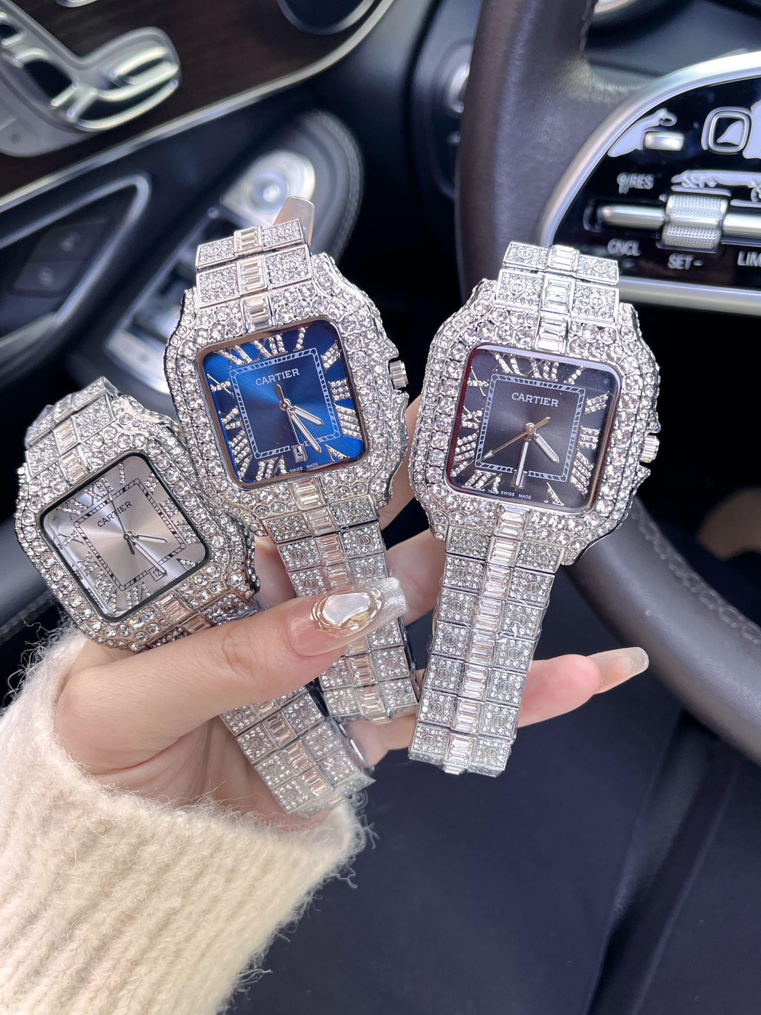 Brand: Cartier Full Diamond Luxury, fine and elegant watch, classic Roman design dial, noble and elegant, fashion recommendation, bestseller throughout the city. Top-quality solid strap with double snap fasteners, mineral super mirror, size 40*12mm