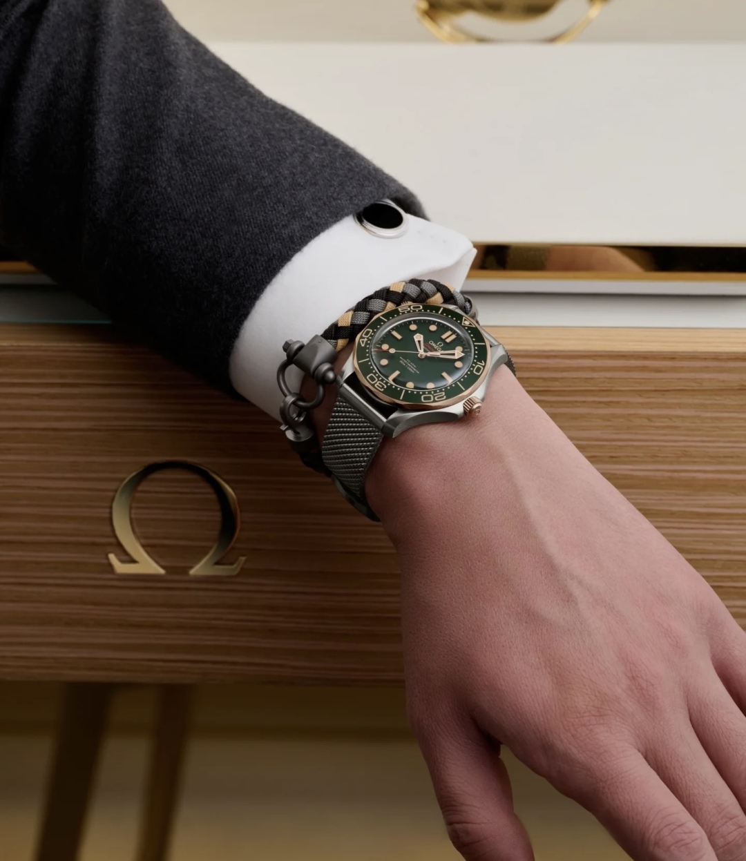 Omega Seamaster titanium + bronze gold green
Omega Seamaster adds a new masterpiece to its collection! The new 210.90.42.20.10.001 watch interprets the fearless spirit of the deep sea with a 42mm titanium case. The light and strong titanium material provi