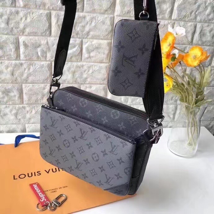 430??! With box, original single quality [Celebration][Celebration] Real shot of the store space capacity Dissection ? M69443TRIO POCHETTE handbag Body size is a little larger than the women's model, the largest one can hold an ipad mini, the medium one c