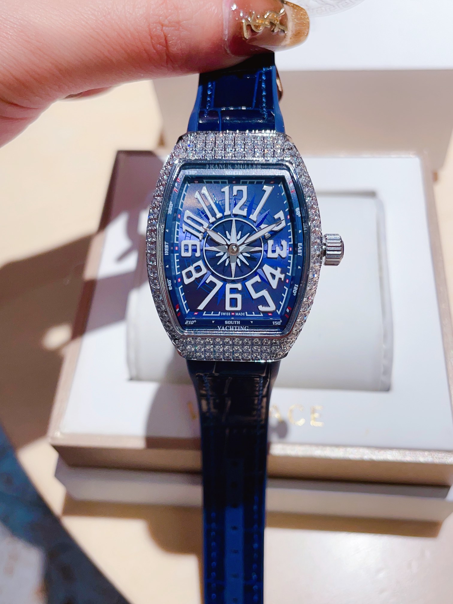 ??430??Franker Muller_ Franker Muller_ This summer, Franker Muller_ Another new model is coming from the V32 cask Yacht series, luxurious diamond-encrusted workmanship, stylish blue and black dial with rubber leather strap, diamond-encrusted buttons, impo