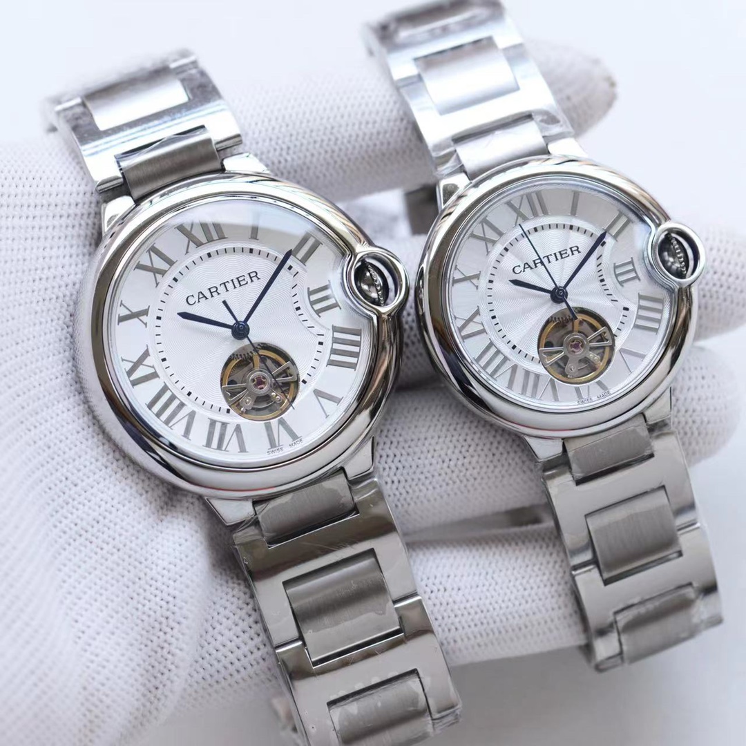 The latest couple watches on the Internet tourbillon: size 42mm36mm Cartier Blue Balloon Flywheel series ?? Fisheye sapphire dial best-selling White Roman nail dial exudes fashion and beauty. The movement flywheel operation is clear at a glance, exuding n