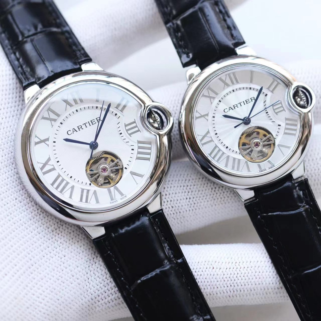 The latest couple watches on the Internet tourbillon: size 42mm36mm Cartier Blue Balloon Flywheel series ?? Fisheye sapphire dial best-selling White Roman nail dial exudes fashion and beauty. The movement flywheel operation is clear at a glance, exuding n