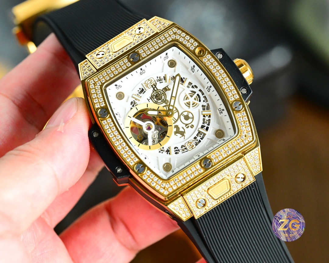 The new HUBLOT BIG BANG Soul collection - Men's watches are coming! High-end custom automatic mechanical - skeletonized movement, the 9-digit position clearly visible tourbillon keeps spinning, dynamic.
Strap: Made of imported natural rubber, it is flexib