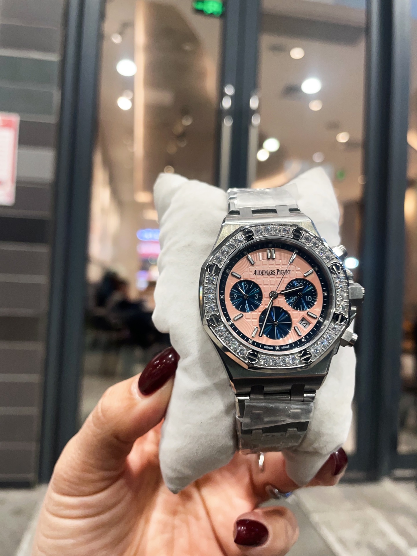 ??430 Hard goods ????????????
Popular AP Audemars Piguet Royal Oak collection beauty is almost every one! Stainless steel case, diamond-encrusted octagonal diamond bezel design, imported Japanese multi-power quartz movement, stable with chronograph functi