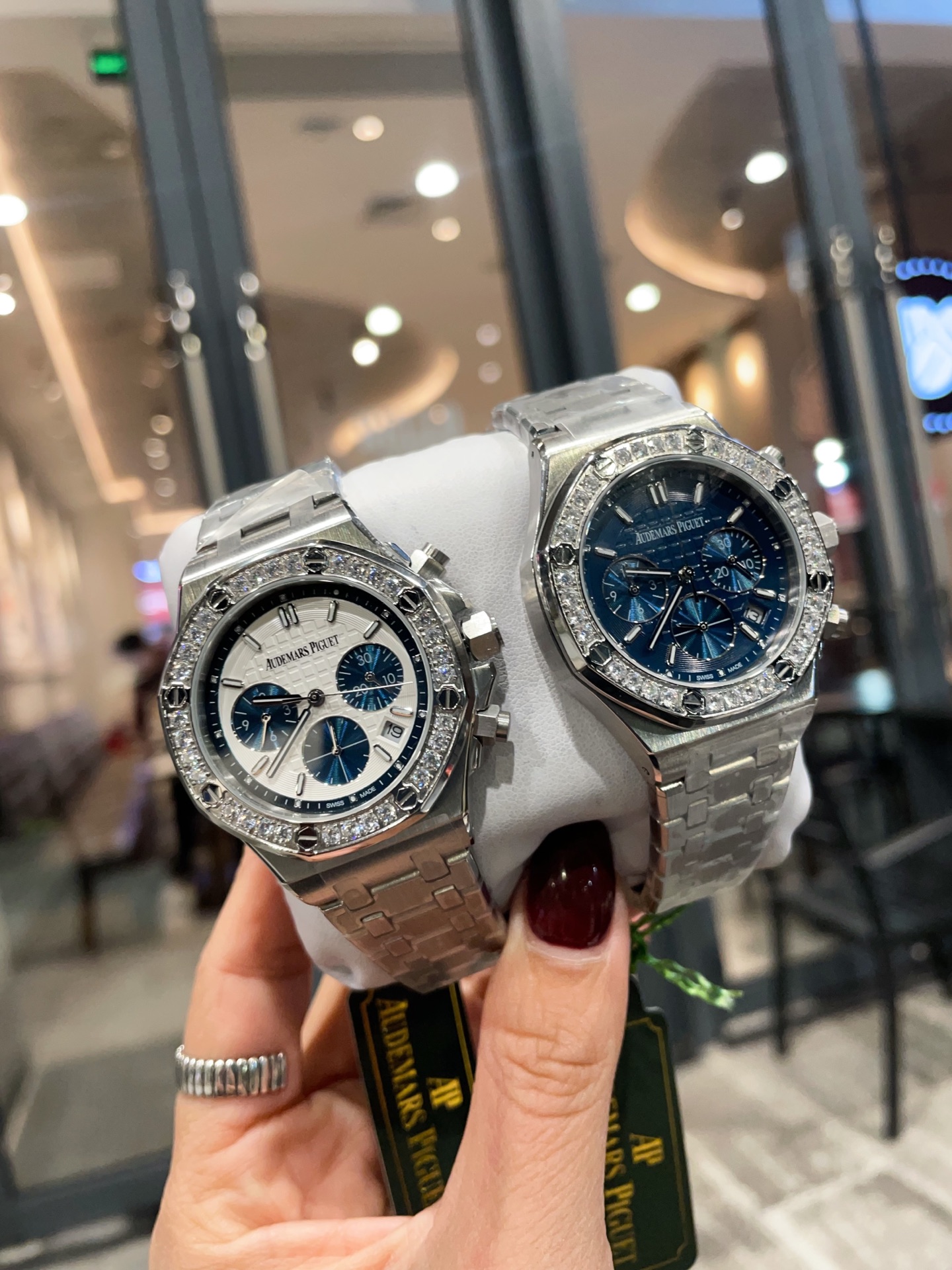 ??430 Hard goods ????????????
Popular AP Audemars Piguet Royal Oak collection beauty is almost every one! Stainless steel case, diamond-encrusted octagonal diamond bezel design, imported Japanese multi-power quartz movement, stable with chronograph functi