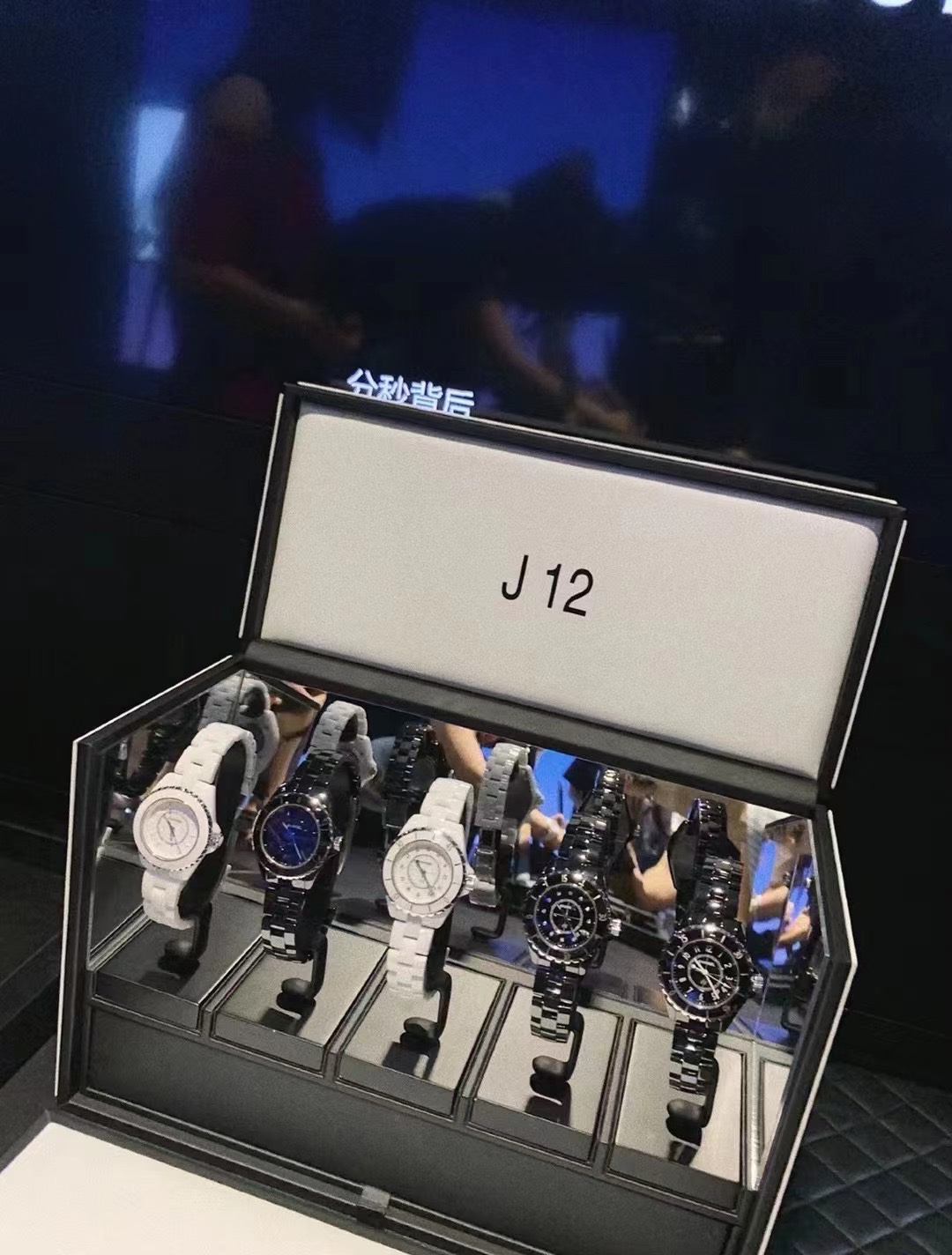 The CH@NEL J12 that I haven't seen for more than three years is finally back [smile] I've asked several times in the past three years if there is one, and I've been waiting for it so long! But this kind of original good stuff is hard to come by ~