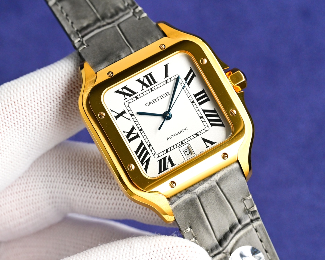 Santos gold-plated quick-release version
18k gold-plated in stock Exclusive channel stock ??
1 ? [Case] Genuine mold opening, equipped with the best imported 316L case!
2 ??? Dial ?? Dial made from genuine mold!
3 ??? Hands ?? Swiss craftsmanship fired bl