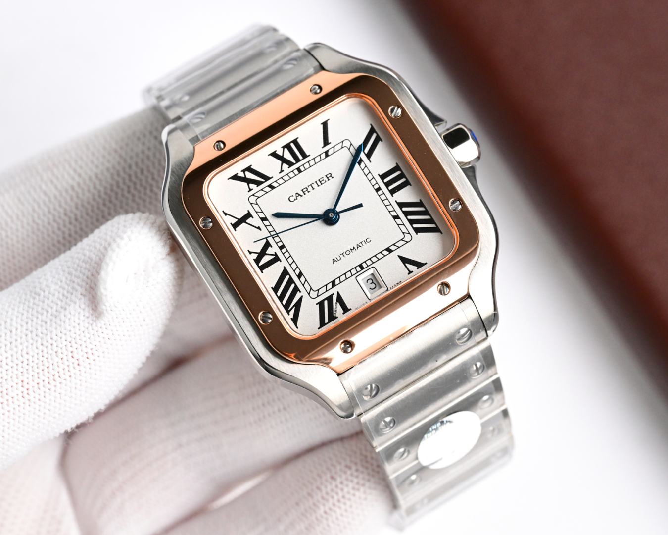 Santos gold-plated quick-release version
18k gold-plated in stock Exclusive channel stock ??
1 ? [Case] Genuine mold opening, equipped with the best imported 316L case!
2 ??? Dial ?? Dial made from genuine mold!
3 ??? Hands ?? Swiss craftsmanship fired bl