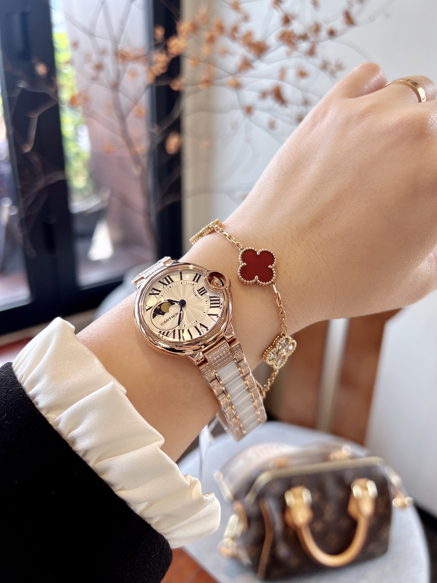 Hand view



?? White 420 Gold 440 diamond ring plus 20
# Fisheye glass 33cm Rui Ji
Cartier Ballon Bleu, exquisite 33mm quartz watch, traditional three-hand design starry sky running time flow special craftsmanship diamond setting, personality perfect mat