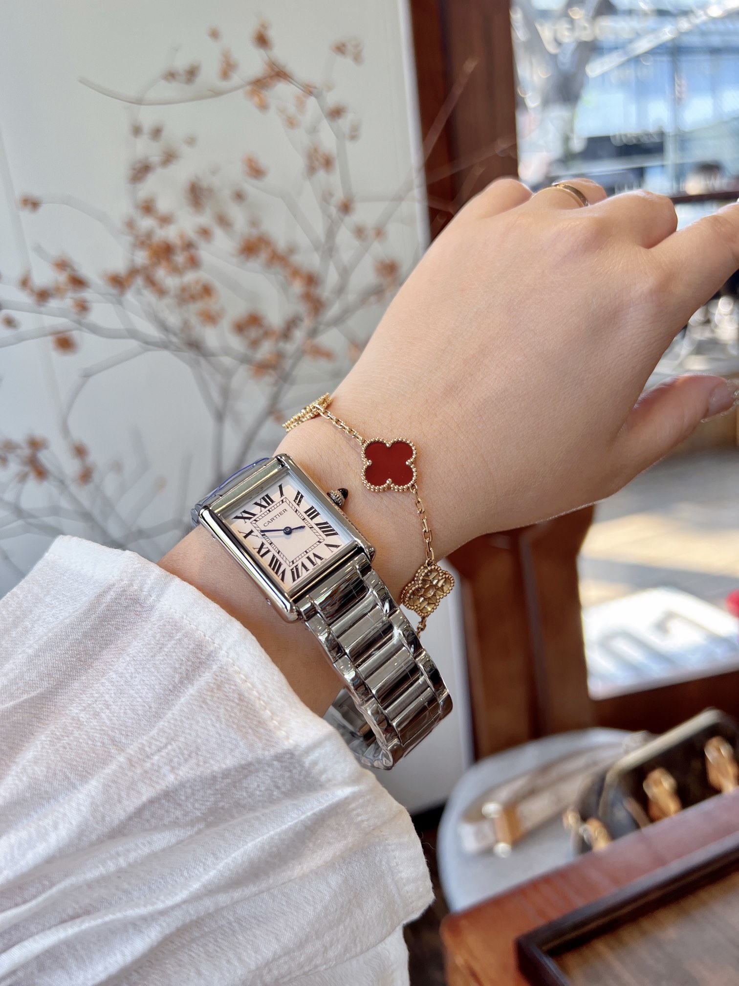 Hand picture


?? Steel band 400/430 drill ?30 (with flannel bag)
Factory Cartier | Tank collection presents the Tank Must watch, with a dial displayed with classic Roman hour markers and a must collection pointed sapphire crown. The case size is medium: 