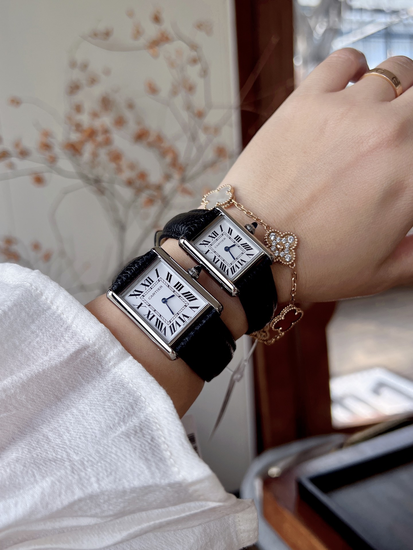 Hands-on image



?? Belt style White 320 Gold 350 Diamond +30 (with velvet bag)
Factory Cartier | Tank collection presents the Tank Must watch, with classic Roman hour markers on the dial paired with the must collection 's pointed sapphire crown. The cas