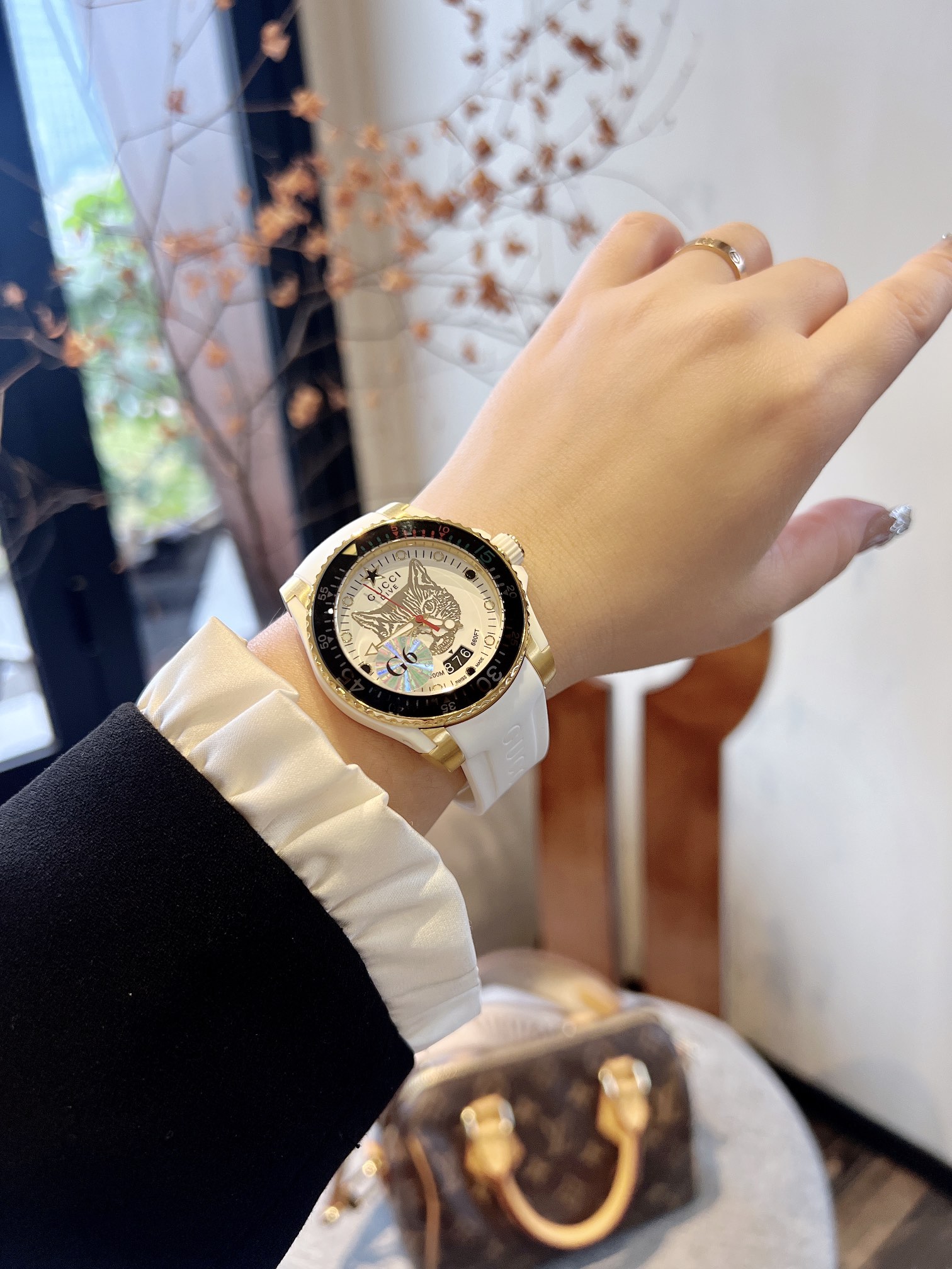 Hands-on images


"?? White case 330, gold case 350? upgraded ?? Original single quality, trustworthy" Gucci new unisex diving watch, stylish yet elegant, suitable for both men and women, 40mm in diameter, with the brand 's signature "cat" pattern and lum