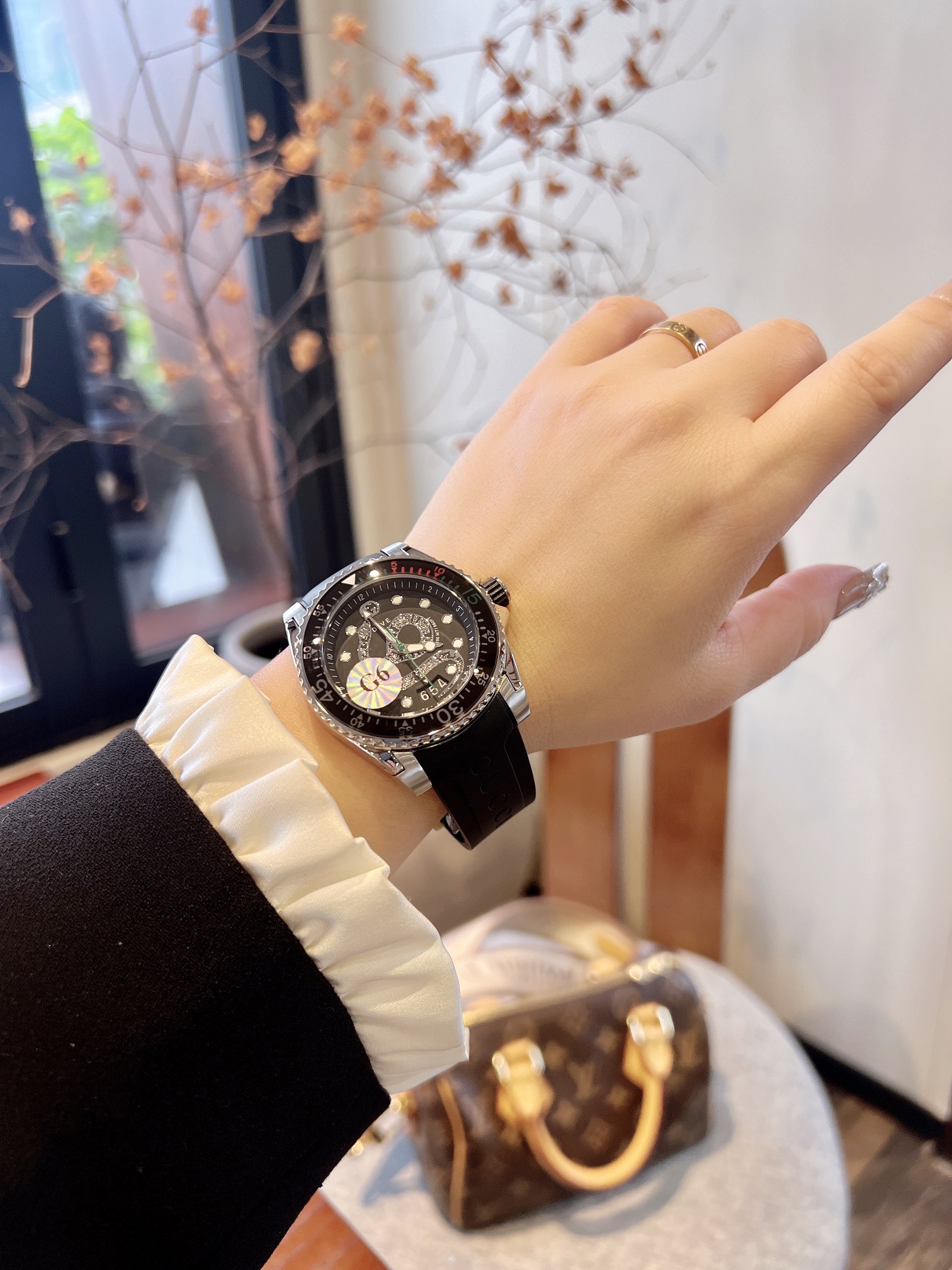 Hands-on images


"?? White case 330, gold case 350? upgraded ?? Original single quality, trustworthy" Gucci new unisex diving watch, stylish yet elegant, suitable for both men and women, 40mm in diameter, with the brand 's signature "cat" pattern and lum