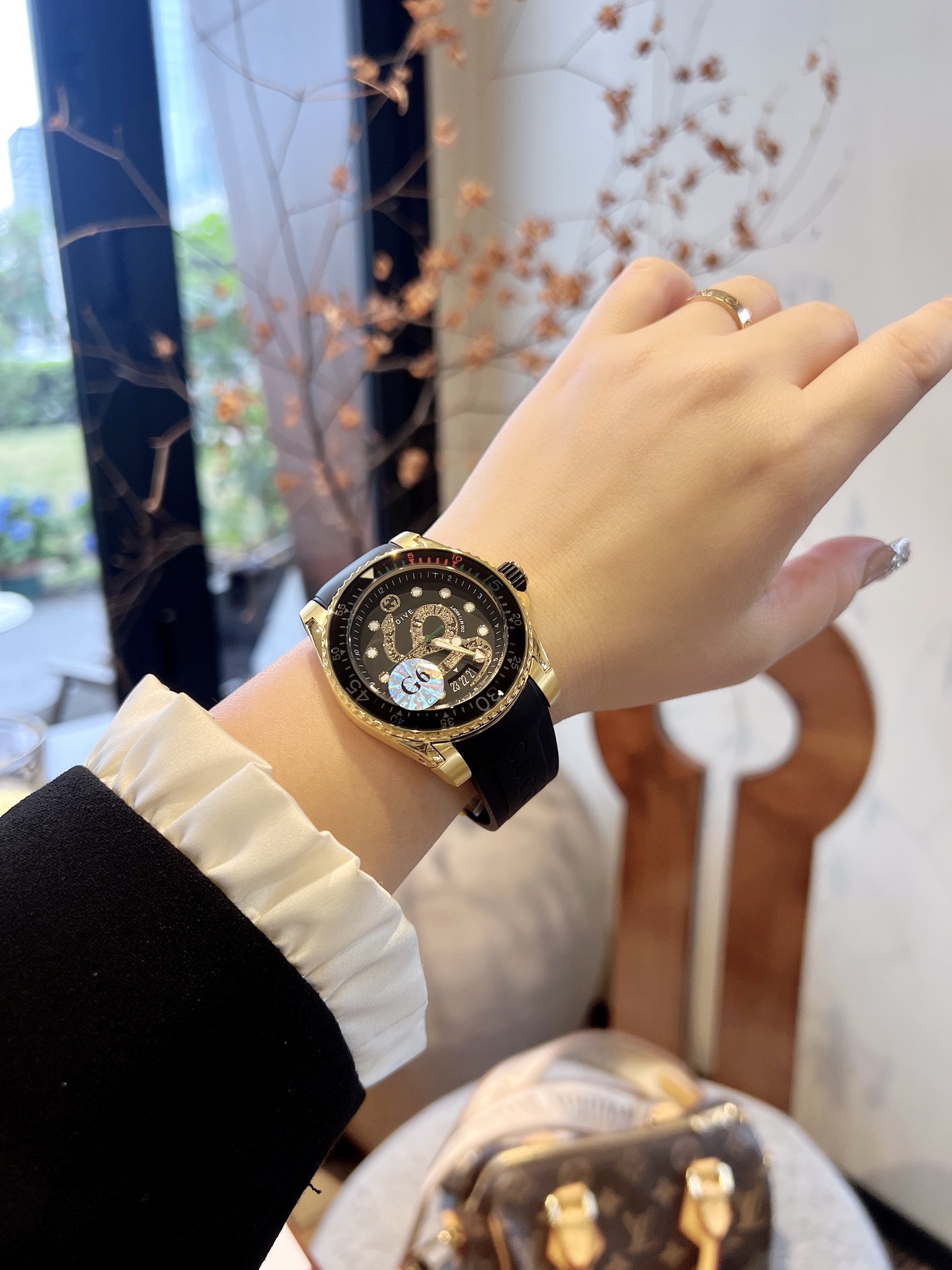 Hands-on picture



"?? White case 330, gold case 350? upgraded ?? Original single quality, trustworthy" Gucci new unisex diving watch, stylish yet elegant, suitable for both men and women, 40mm in diameter, with the brand 's signature "cat" pattern and l