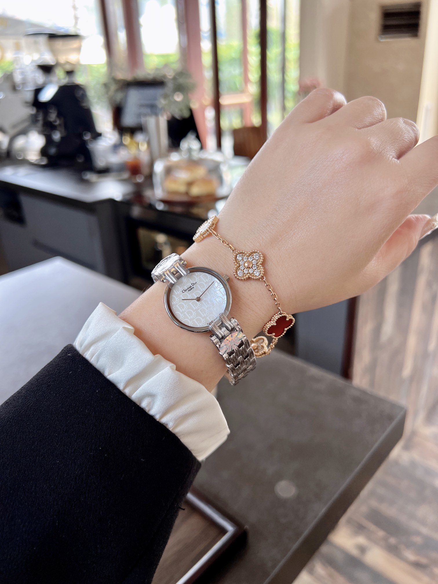 Hand view



????260 ?? Japanese vintage treasure Watch ? Dior DIOR fashion Devil Women 's watch, highly recommended on the HAND ~ DIAL size 28mm not too SMALL, simply girls' FAVORITE IS ~ Mother-of-pearl dial, wear ESPECIALLY ELEGANT ~ Strong Chinese sty