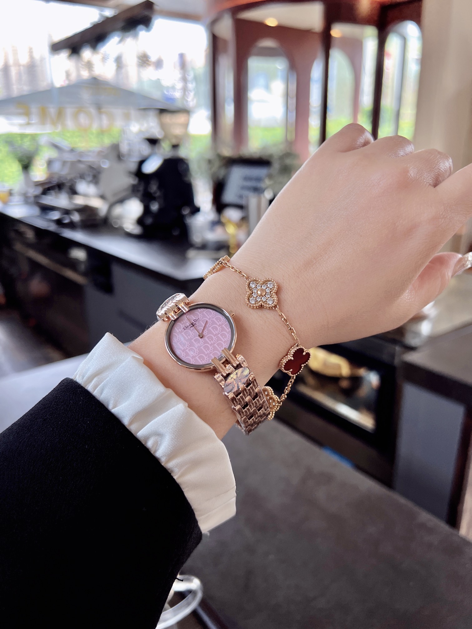 Hand view



????260 ?? Japanese vintage treasure Watch ? Dior DIOR fashion Devil Women 's watch, highly recommended on the HAND ~ DIAL size 28mm not too SMALL, simply girls' FAVORITE IS ~ Mother-of-pearl dial, wear ESPECIALLY ELEGANT ~ Strong Chinese sty
