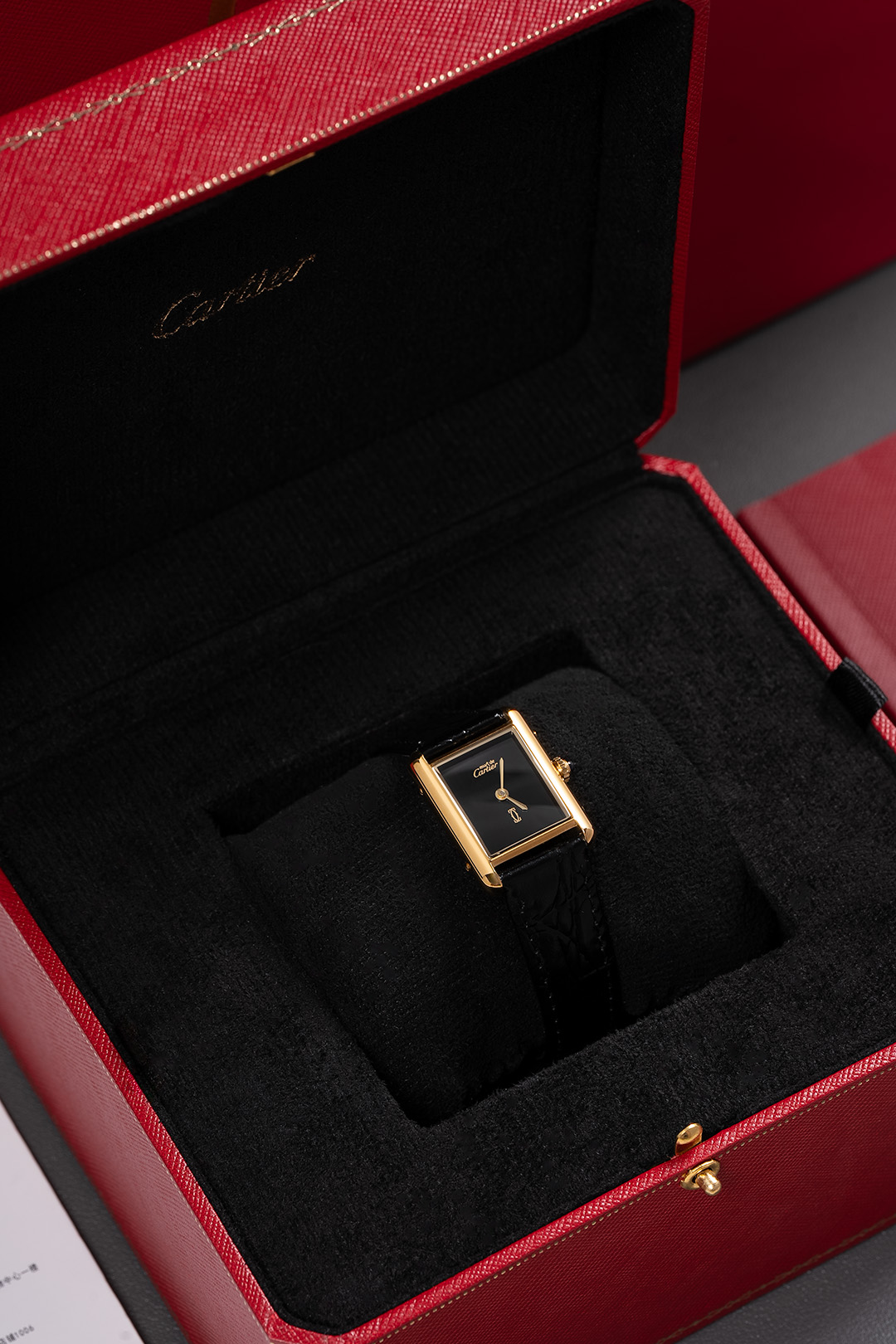 ??350 Cartier Vintage Tank ladies, dimensions :23mm??30mm
The vintage Cartier must de that has been in search of all over the Internet has arrived. The timeless classic strength interprets what is meant by the quality of a big brand beauty to the point of