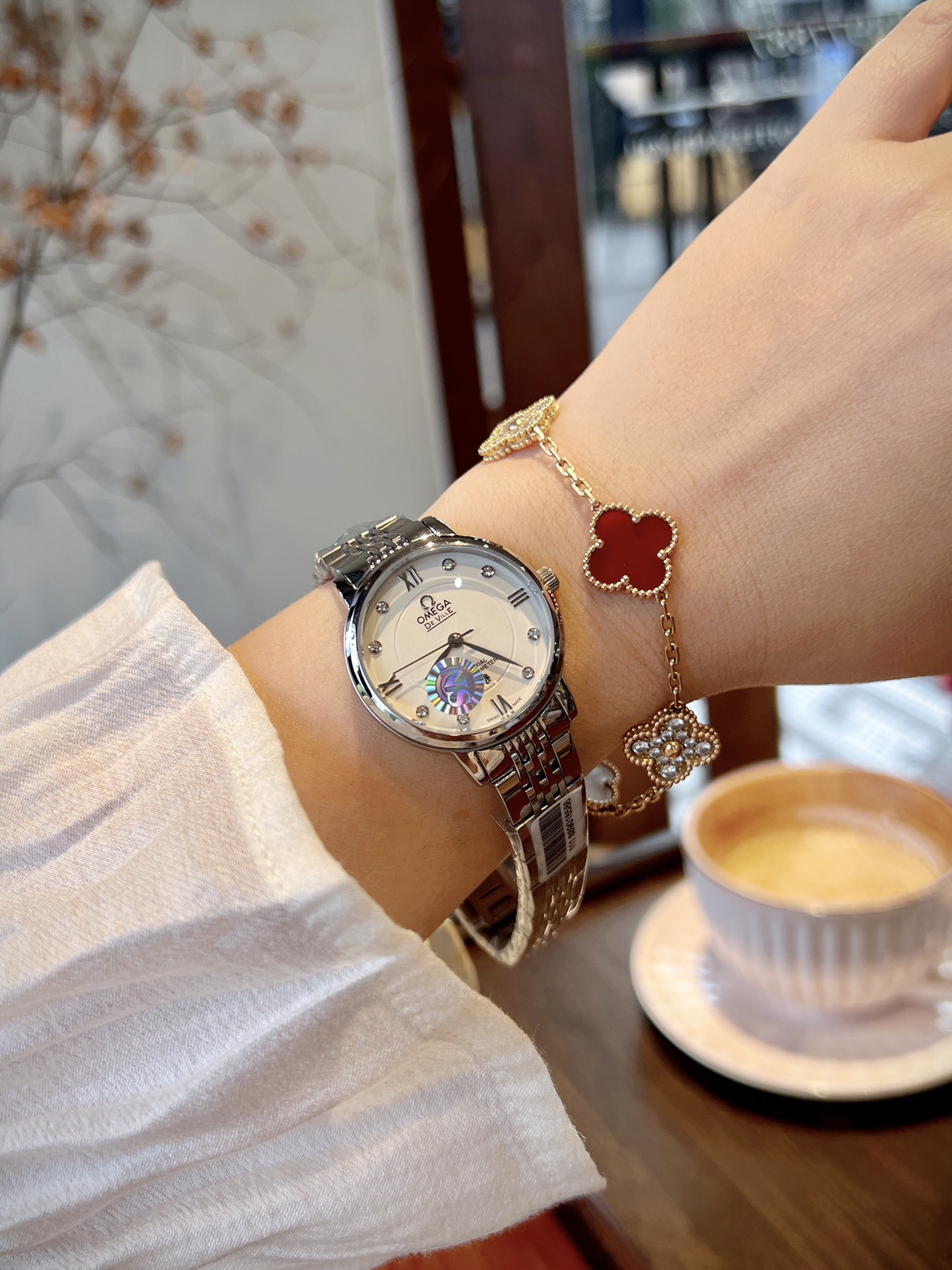?? youdaoplaceholder0 260 ?? Japanese vintage treasure watch youdaoplaceholder1 DIOR fashion magic Lady Watch, on the hand, highly recommended ~ The dial size 28MM is not SMALL, IT is the favorite of girls ~ Pearl mother-of-pearl dial, wearing very elegan
