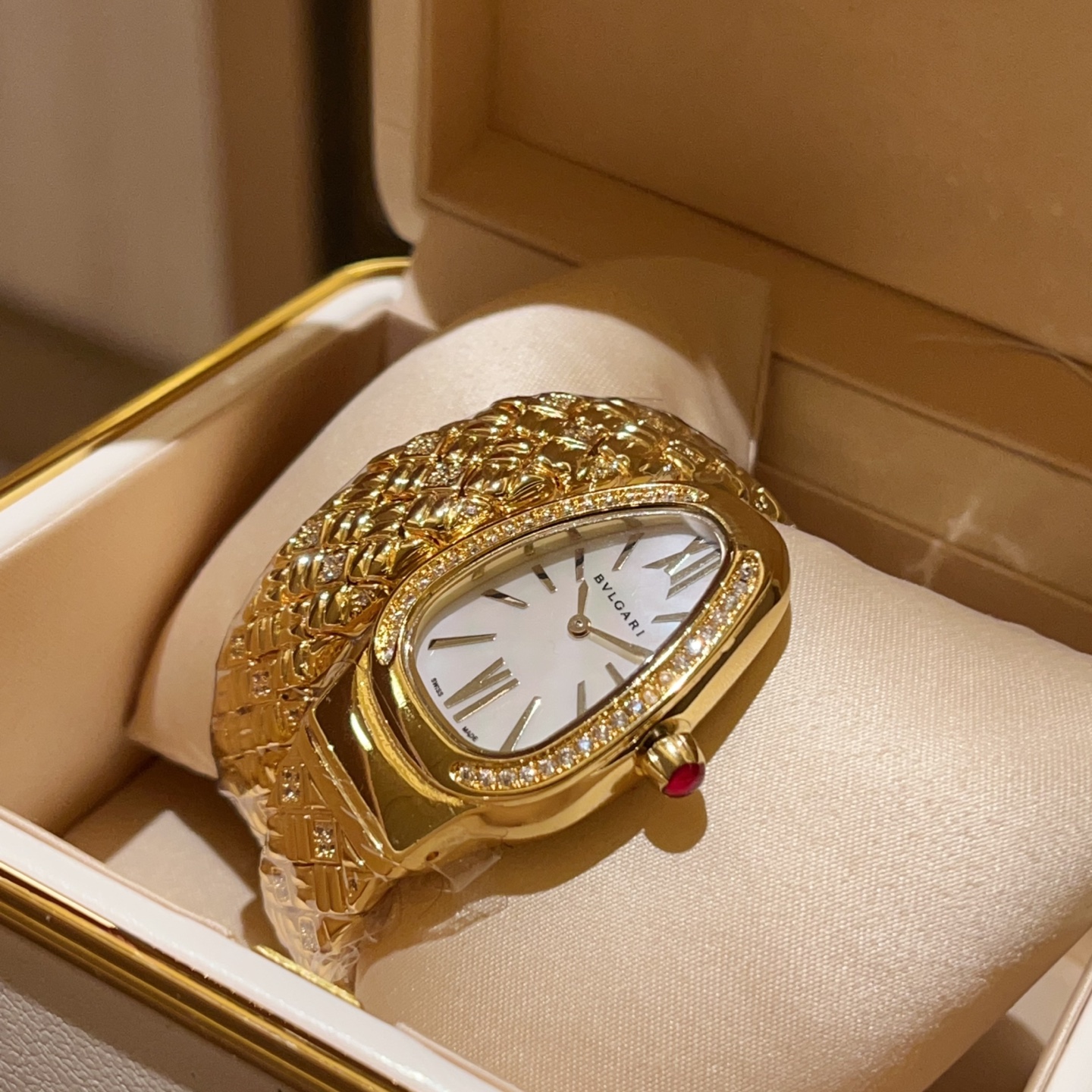 ?? For the Year of the Snake, wear the new Bvlgari rhombic Art watch
SERPENTIN SPIG collection watch
Dial: 23*34mm
Movement: Japanese imported quartz
Workmanship: 32 uniquely sized snake body pieces, each hand-polished and polished, electroplated 0.05MM o