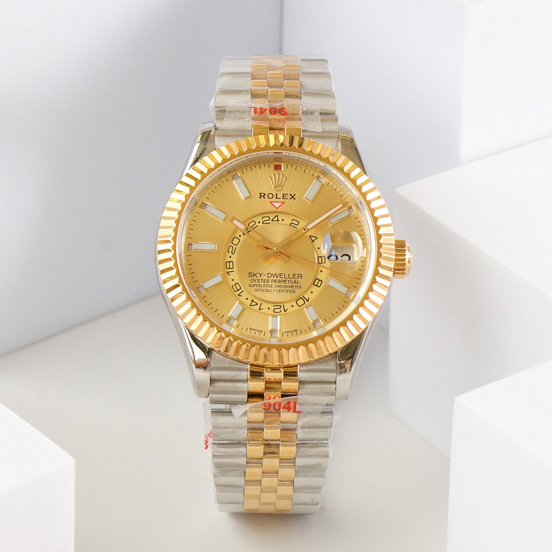 Upgraded Rolex Sky-Dweller Skywalker! Great details:
[Case] 42mm in size, steady and reliable, elegant and grand!
The bezel features a Rolex Ring Command triangular pit pattern, and the rotating outer bezel can adjust the month function!
Scratch-resistant