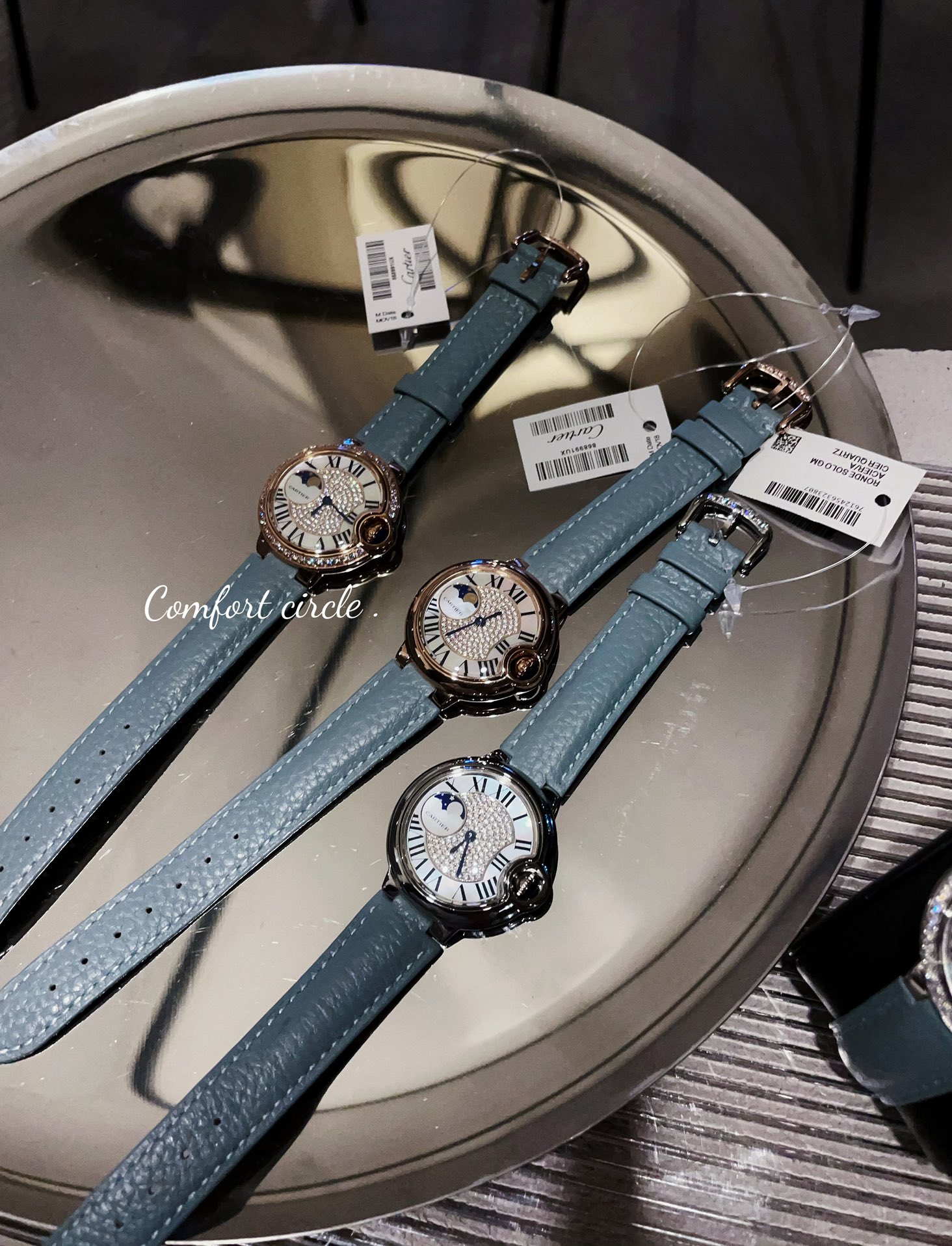 ? ? An upgraded version with diamond-encrusted buttons ? ?
?? White 440 Gold 460 diamonds ?20
?? Fisheye glass Swiss quartz movement
?? Most popular color Perfect healing color/very elegant color, lychee leather saturation just right, fine sheepskin super