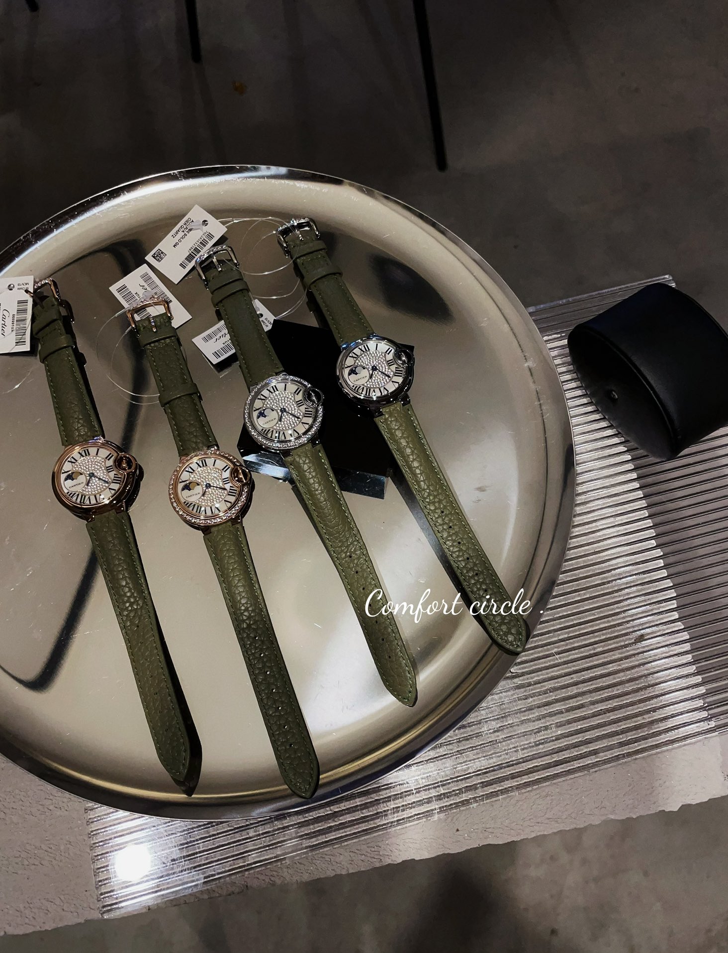 ? ? An upgraded version with diamond-encrusted buttons ? ?
?? White 440 Gold 460 diamonds ?20
?? Fisheye glass Swiss quartz movement
?? Most popular color Perfect healing color/very elegant color, lychee leather saturation just right, fine sheepskin super