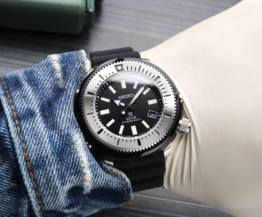 Quartz: 490.(Deep sole)
SEIKO sports watch canned Diving series 1:1 replica available simultaneously on all major e-commerce platforms. Water-resistant up to 300 meters, case diameter 46.17, strap made of high-strength silicone, case with special anti-wea
