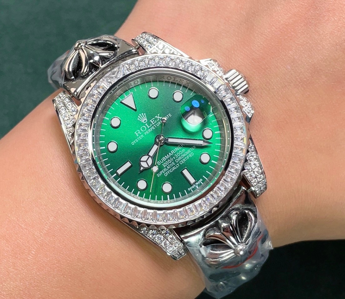 ?? After three years ??BOBO Heavy Industry creates the Kronin movement, giving you a different experience, if you don 't like the ghost, it will definitely be your connoisseur ?? ROLEX?? Submariner with diamonds Kronin Movement at the back ? Men' s luxury