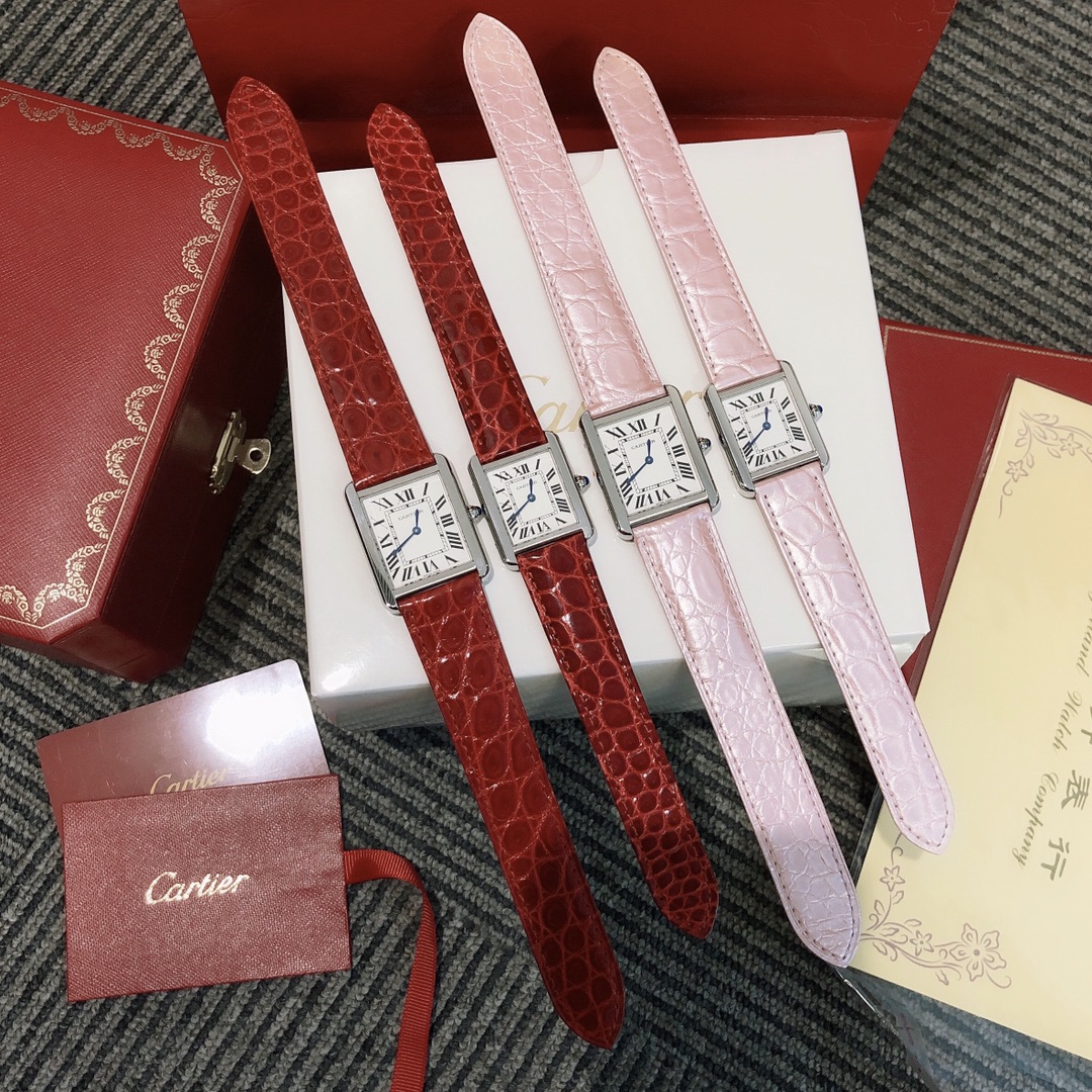 ?? Real photos [Premium Upgraded Version] Cartier Tank Solo, a highly versatile watch imported Swiss quartz movement, beaded crown set with a cabochon synthetic spinel, silver-plated pearlescent dial, Roman numeral hour markers, sant-shaped blue steel han