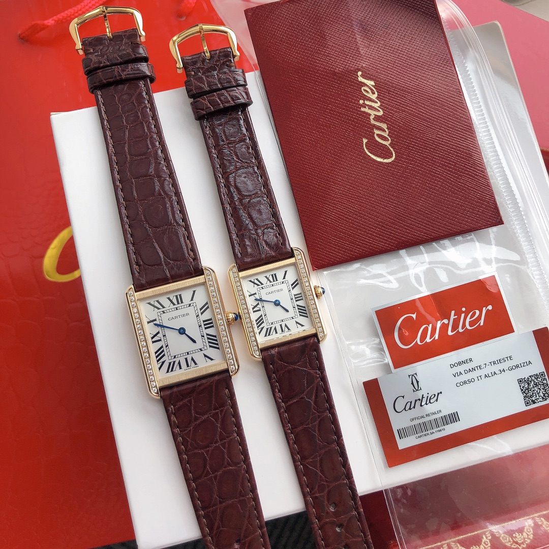 ?? Real photo of Cartier Tank Solo collection, imported Swiss quartz movement, beaded crown, set with a cabochon synthetic spinel, pearl red dial, Roman numeral hour markers, sword-shaped blue steel hands, sapphire crystal, with alligator leather strap.
D