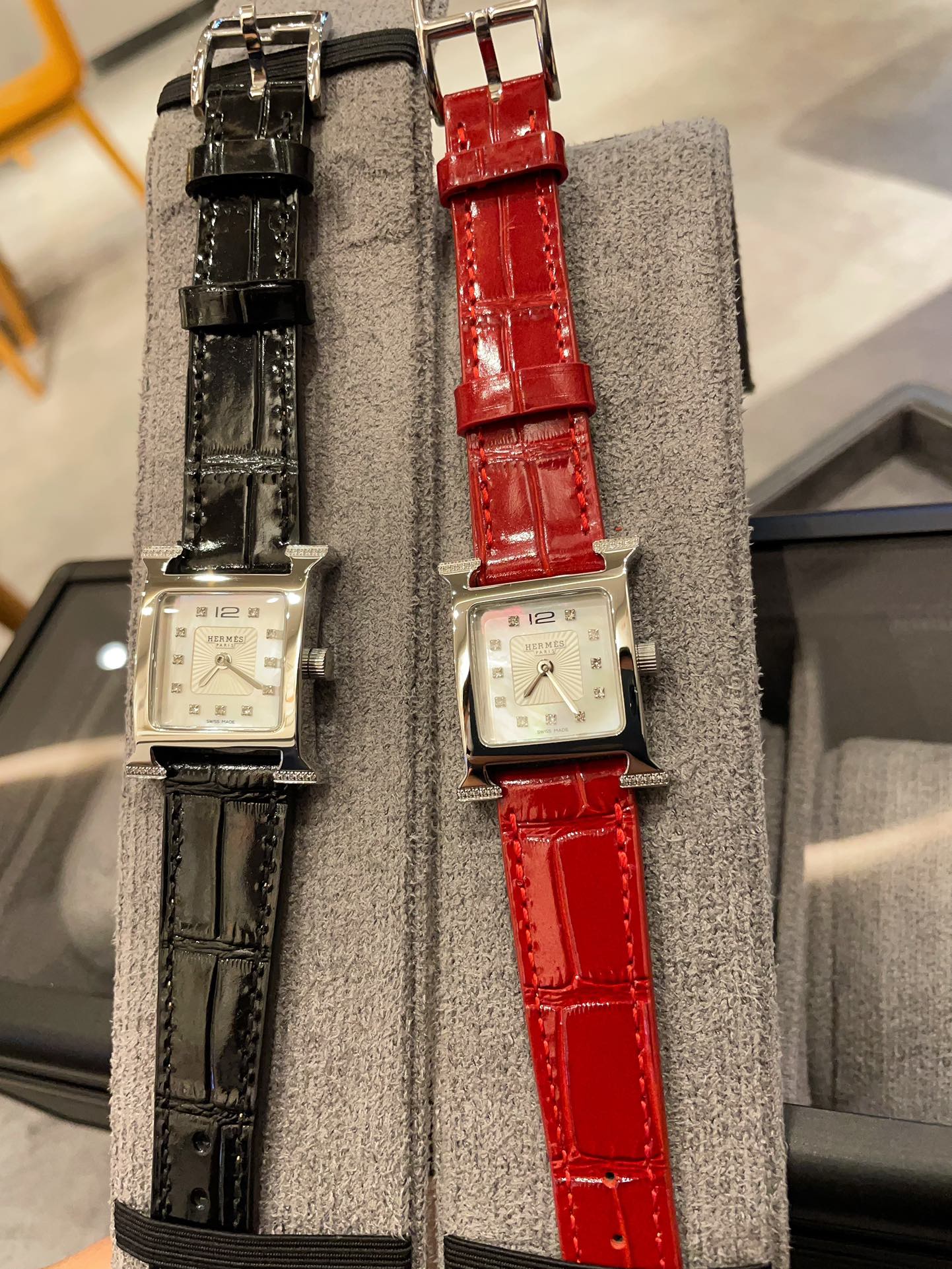 ?? Four corners diamond White case 330 Gold case 360 # Rui Machine
Hermes?? Hermes ????Heure H collection
?? Hong Kong DFS Duty Free ???? The distinctive "H" case is surrounded by a bright-colored strap, with white natural mother-of-pearl dial, hand-finis