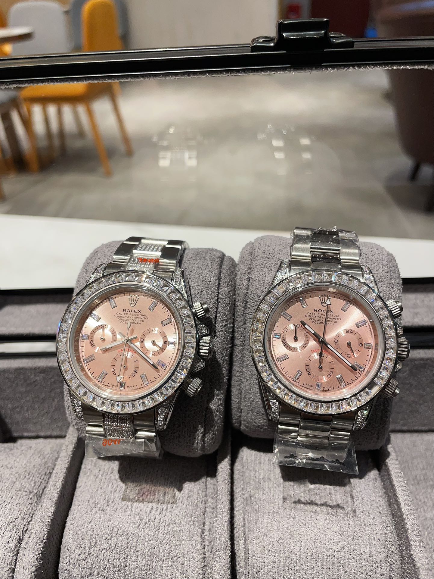 ??450 ?? cherry pink
New Daytona Rainbow. Model: 116599RBOW-116598RBOW-116595RBOW. Rainbow Daytona watches are hard to come by! The setting has been optimized with 36 gemstones that are the most harmonious in their original color gradation transitions, wi