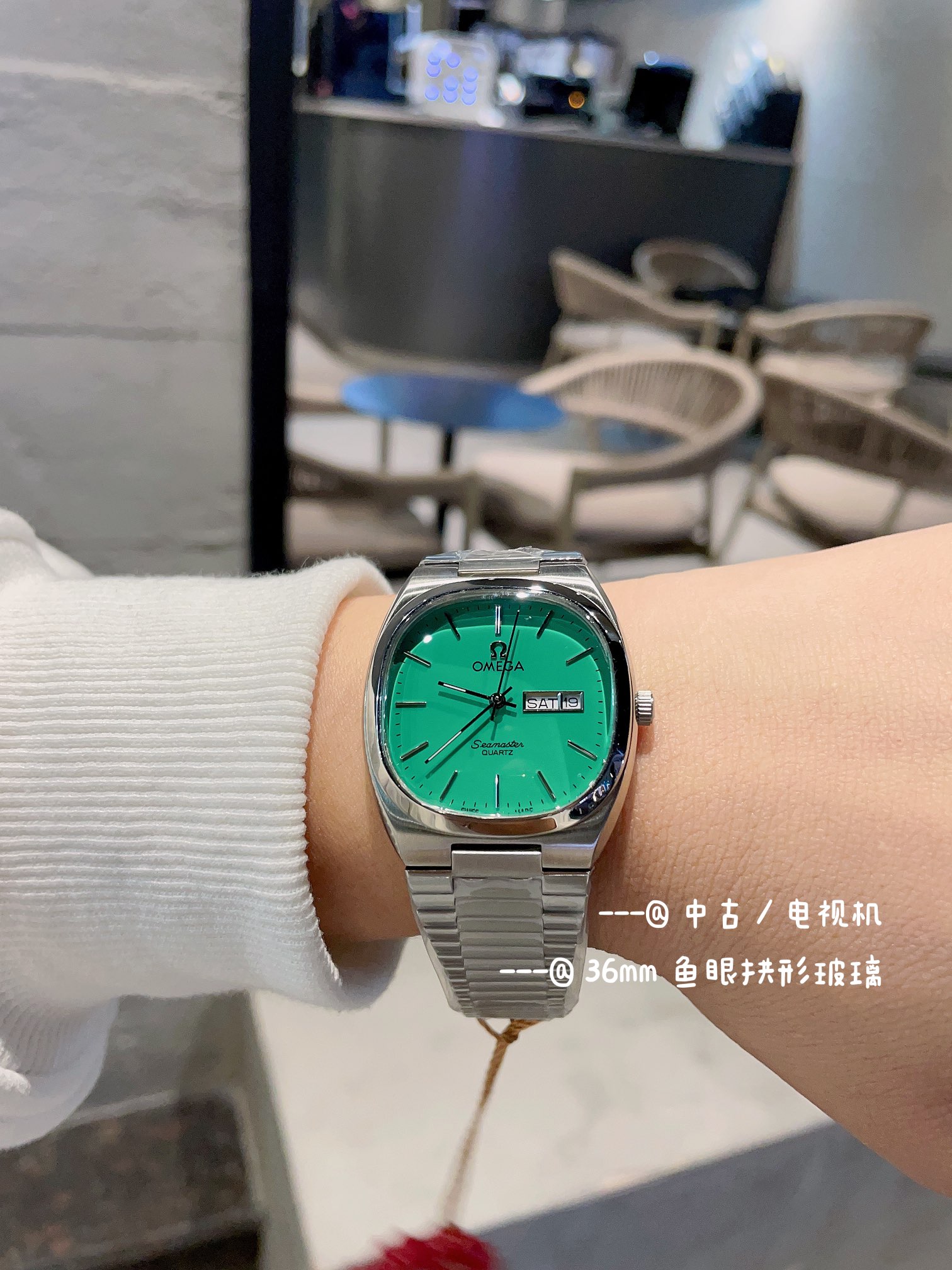 ?? 450
Vintage TV Seamaster # Omega a must-have for trendsetters ??
The Vintage Seamaster from Omega has a retro square shape and a stylish grip. The precise quartz movement will keep you from being late for a date ?? Size 36mm girls wearing the big dial 