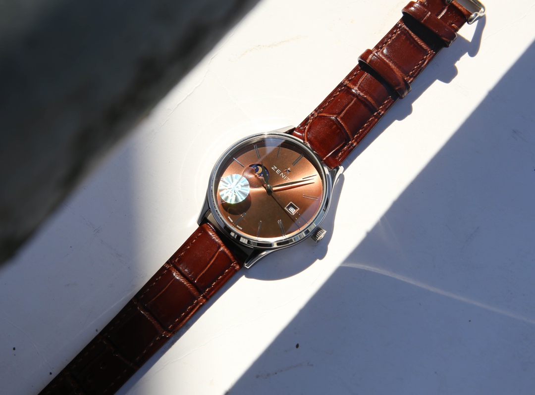 Taiwan factory: White 660. Gold ?20. (This product has been strictly tested for water pressure resistance up to 120 m ??)
Taiwan factory, Zenith, Sun Moon Stars series, with custom original imported 8217 movement (0 repair 0 after-sales service), 24 hours