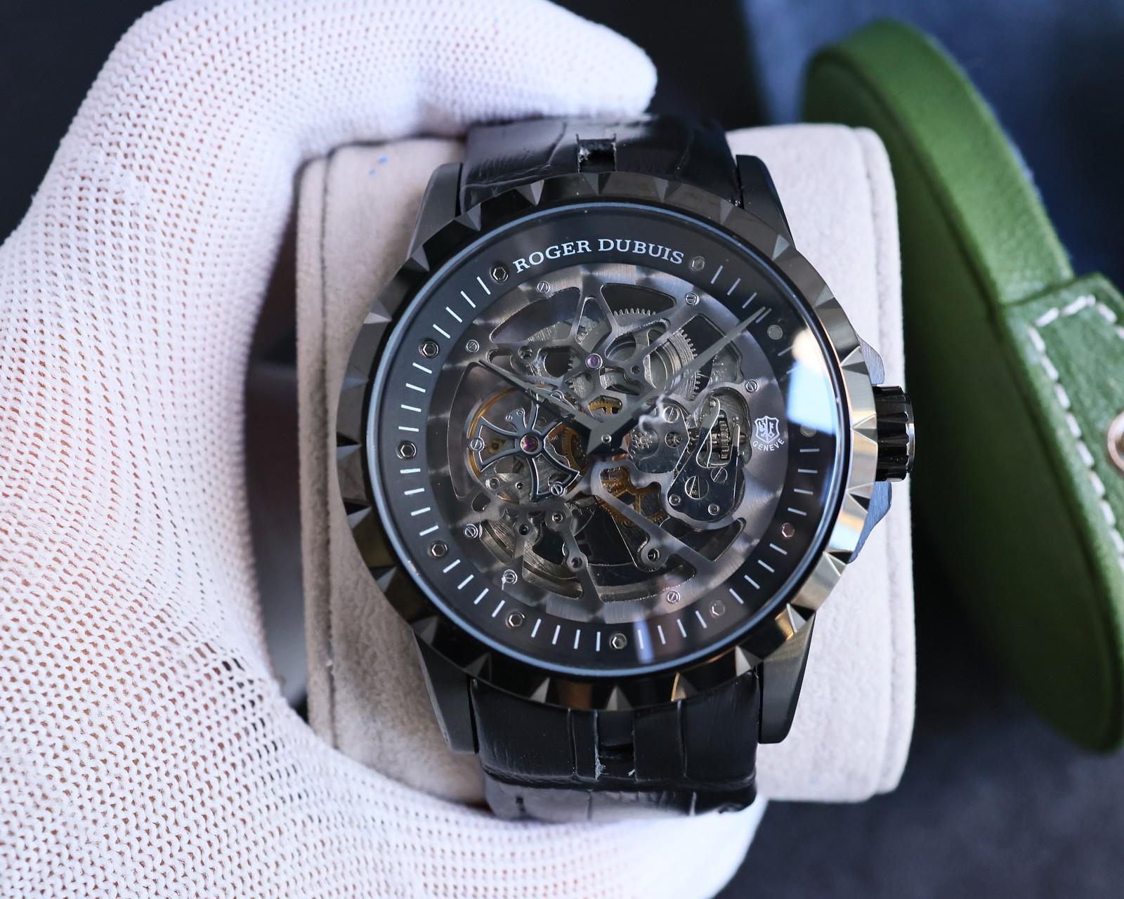 460 480
?? Roger Dubuis Excalibur 46 collection, automatic winding Tourbillon watch. These watches all have elegant and chic trims, earning the Geneva Seal for the exceptional quality of all of the brand's timepieces. The RD820SQ automatic skeletonized mo