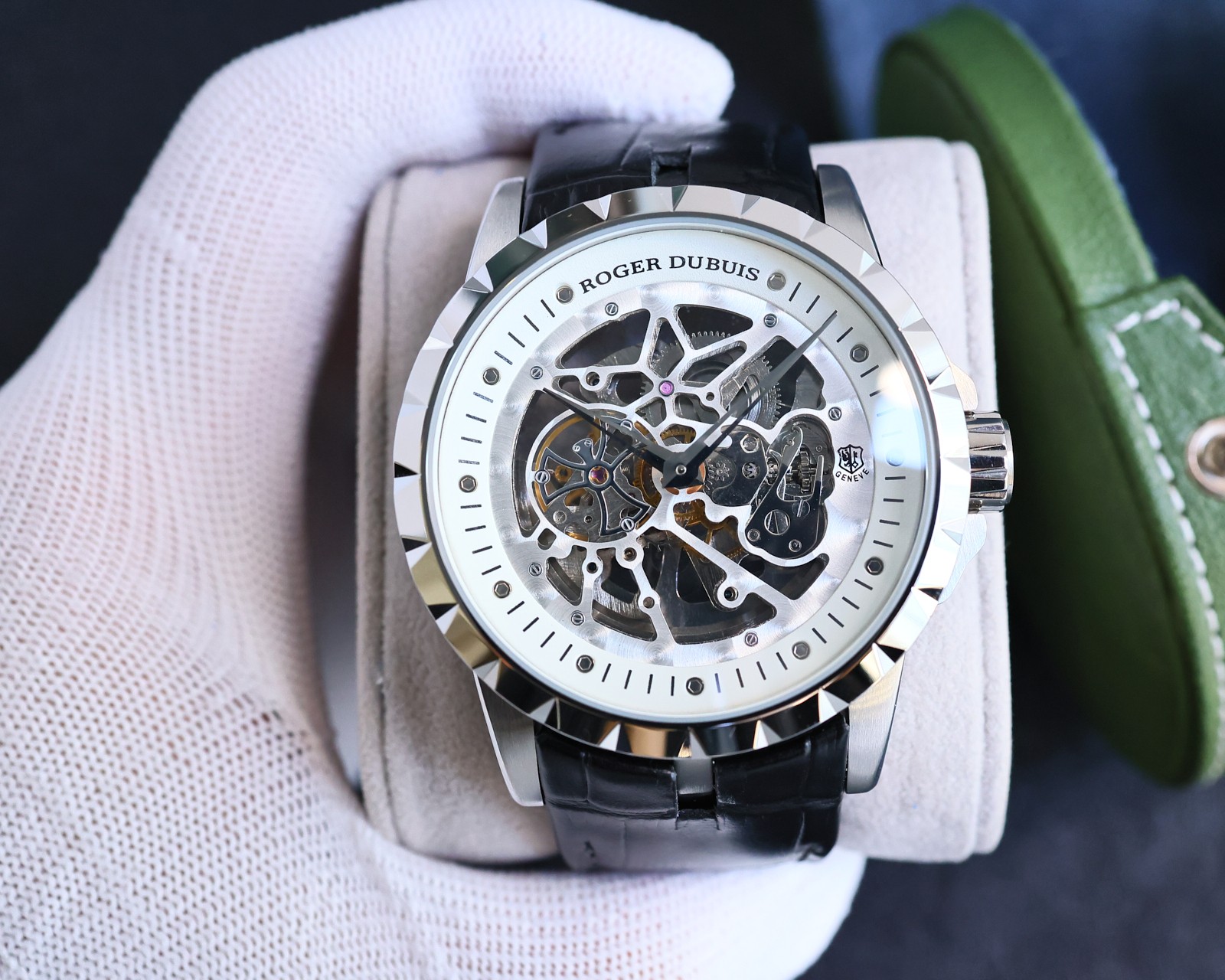 460 480
?? Roger Dubuis Excalibur 46 collection, automatic winding Tourbillon watch. These watches all have elegant and chic trims, earning the Geneva Seal for the exceptional quality of all of the brand's timepieces. The RD820SQ automatic skeletonized mo