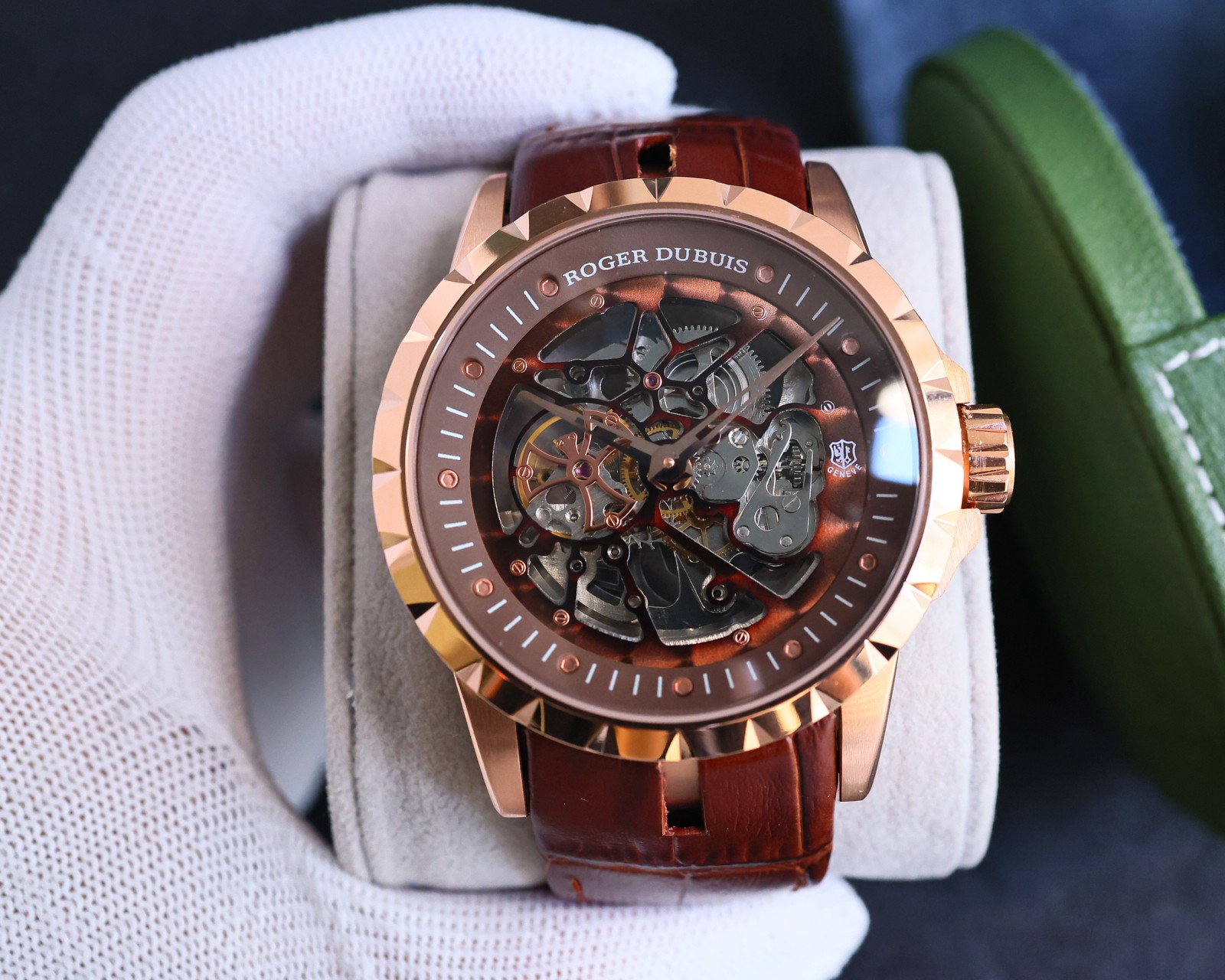 460 480
?? Roger Dubuis Excalibur 46 collection, automatic winding Tourbillon watch. These watches all have elegant and chic trims, earning the Geneva Seal for the exceptional quality of all of the brand's timepieces. The RD820SQ automatic skeletonized mo
