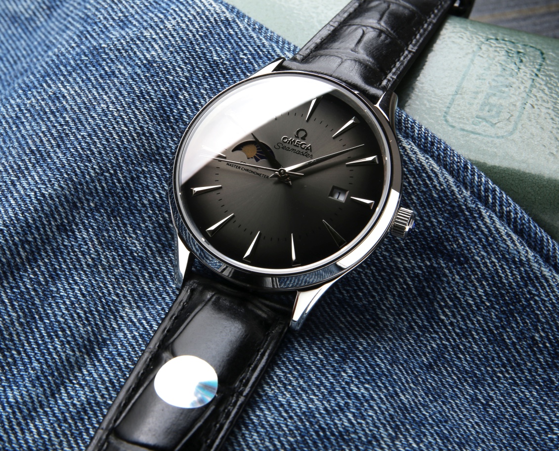 Taiwan FACTORY production: White leather: 640. Gold ?20. (THIS product has been strictly tested for water pressure resistance, water resistance up to 120 meters ??)