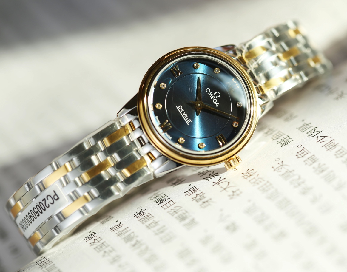 Taiwan factory production: White leather 460. Gold rose ?20. Steel band ?20. (This product has been strictly tested for water pressure resistance, water resistance up to 120 meters ??)

?? This product is shipped in the form of three codes, return and exc