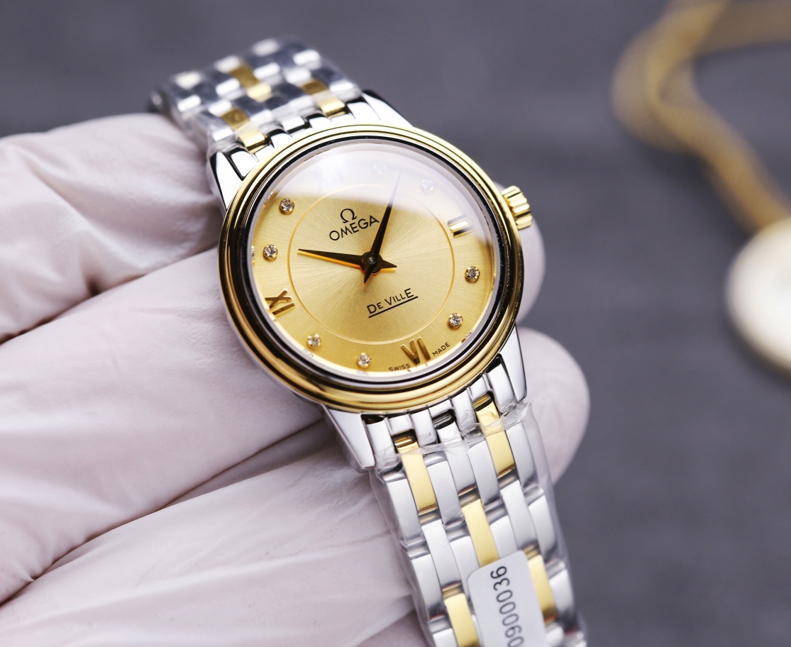 Taiwan factory production: White leather 460. Gold rose ?20. Steel band ?20. (THIS product has been strictly tested for water pressure resistance, water resistance up to 120 meters ??)
?? This product is shipped in the form of three codes, return and exch