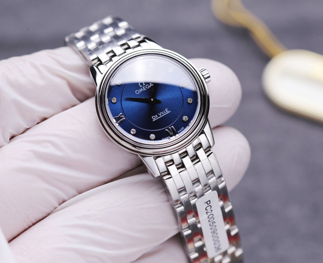 Taiwan factory production: White leather 460. Gold rose ?20. Steel band ?20. (THIS product has been strictly tested for water pressure resistance, water resistance up to 120 meters ??)
?? This product is shipped in the form of three codes, return and exch