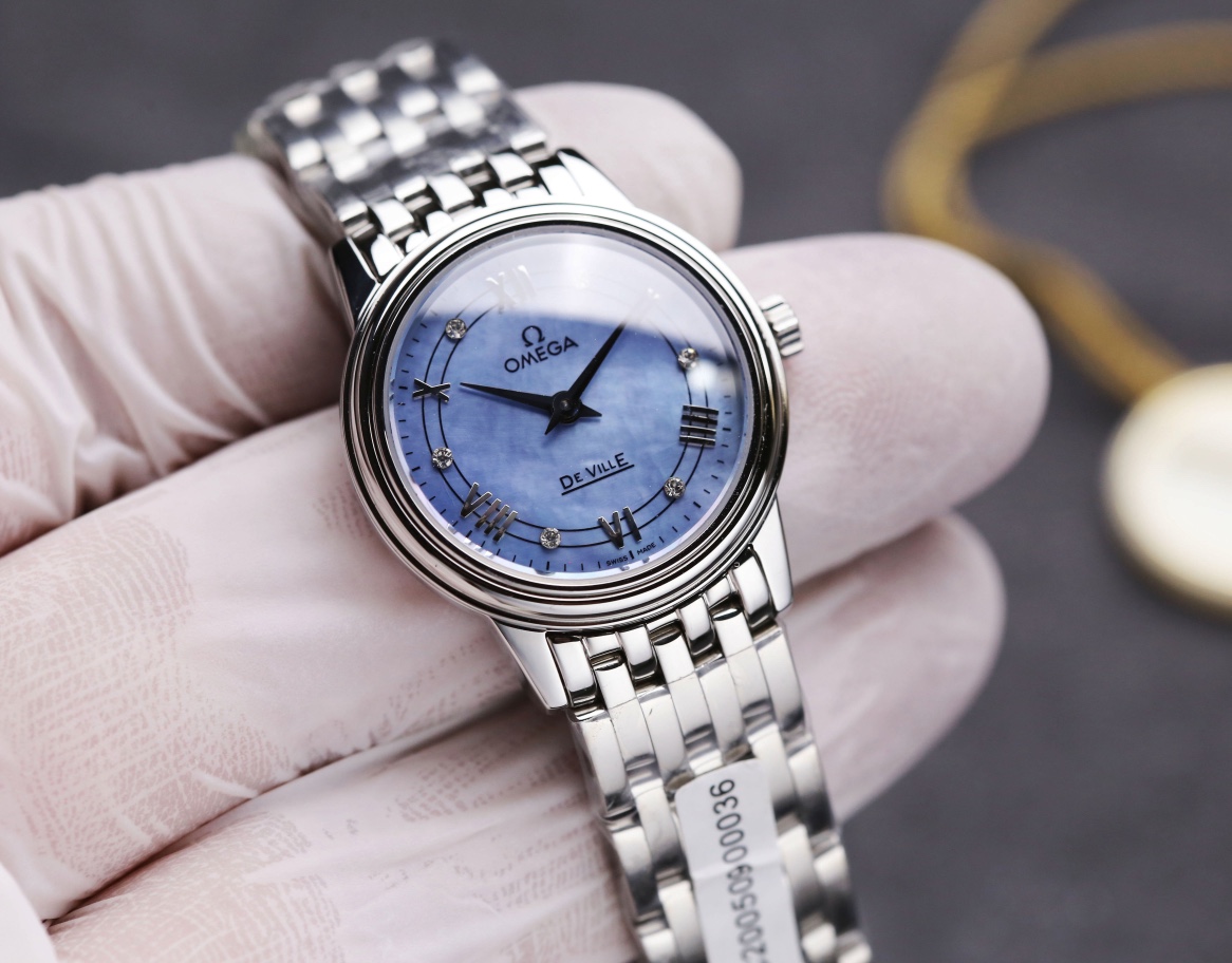 Taiwan factory production: White leather 460. Gold rose ?20. Steel band ?20. (This product has been strictly tested for water pressure resistance, water resistance up to 120 meters ??)

?? This product is shipped in the form of three codes, return and exc