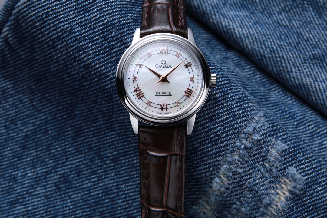 Taiwan factory production: White leather 460. Gold rose ?20. Steel band ?20. (THIS product has been strictly tested for water pressure resistance, water resistance up to 120 meters ??)
?? This product is shipped in the form of three codes, return and exch